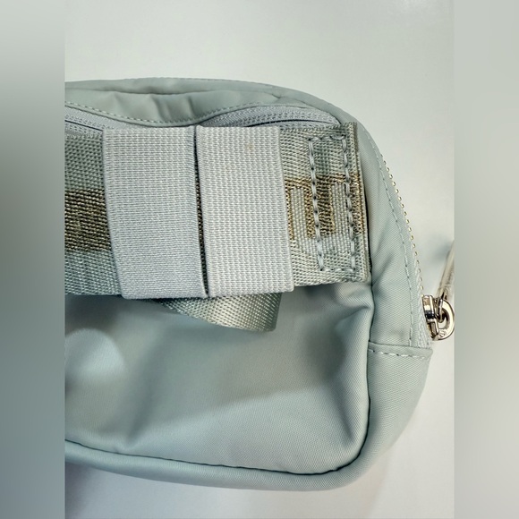 NWOT Lululemon Everywhere Belt Bag Wordmark Vapor/Gold/White - Picture 10 of 14